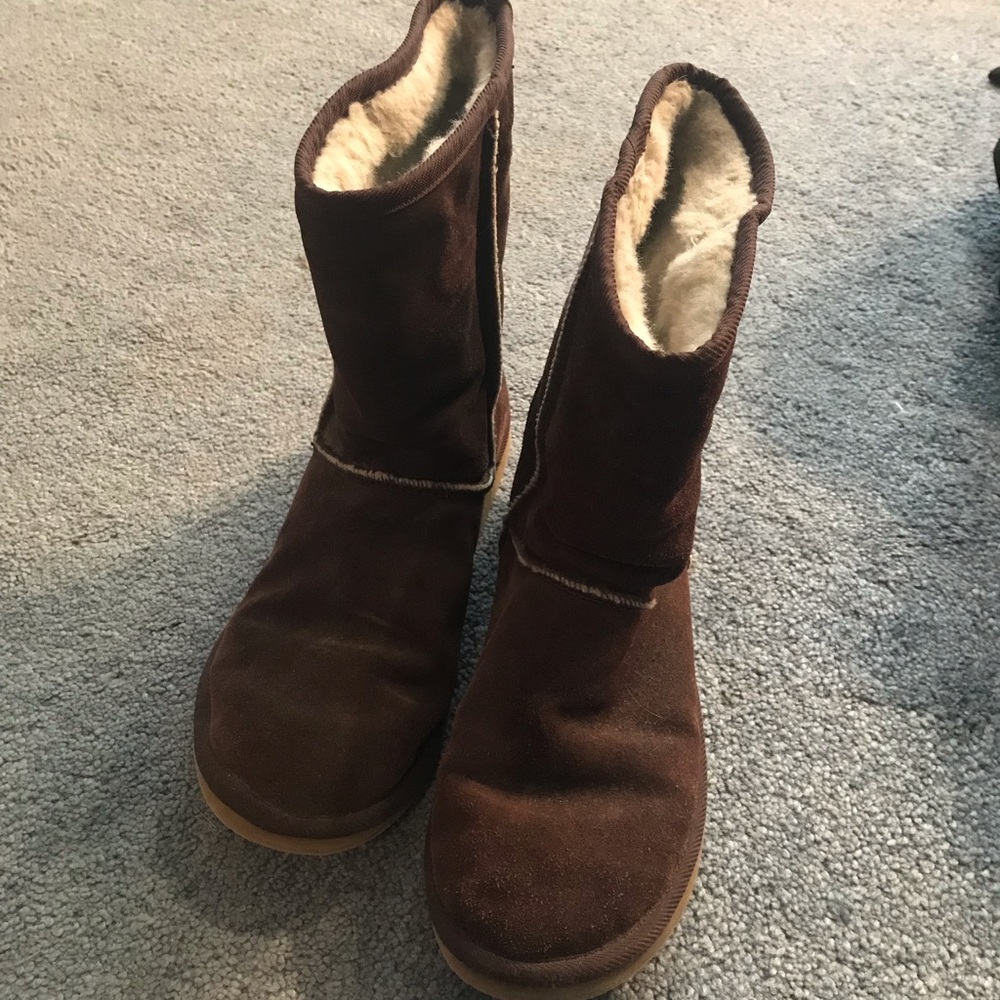 Brown suede boot with white fur